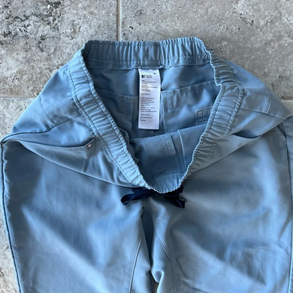 FIGS Men's Tansen Jogger Scrub Pants in Chambray PO #3040, size M